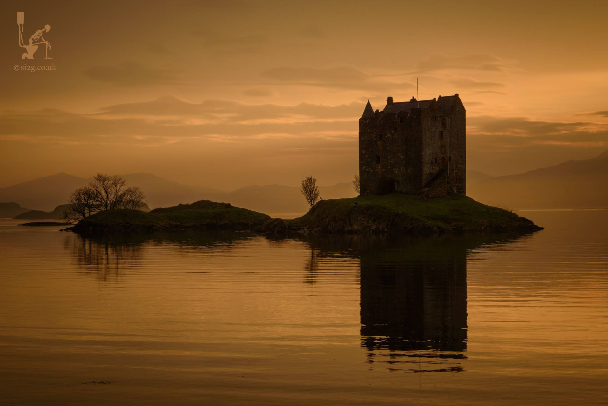Castle Stalker - Enjoy the relaxing Scottish scenary through a tabaco smoke, whiskey filter of west coast life. 